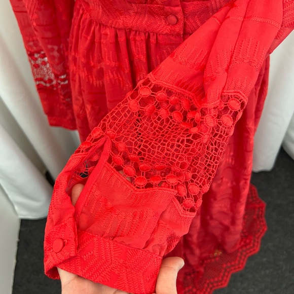 Red maxi dress sheet material body line except for arm. - Picture 6 of 15